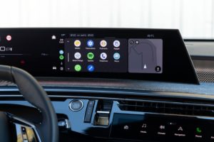 Nový Panoramic i-Cockpit s 21" obrazovkou nebo přemístění voliče automatické převodovky, to vše jsou zásadní změny v interiéru Peugeot 3008.